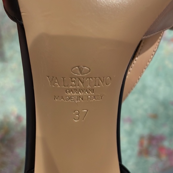 Brand new in box are a pair of Valentino Rockstud D'Orsay Black Pumps in size 37 - Picture 5 of 5